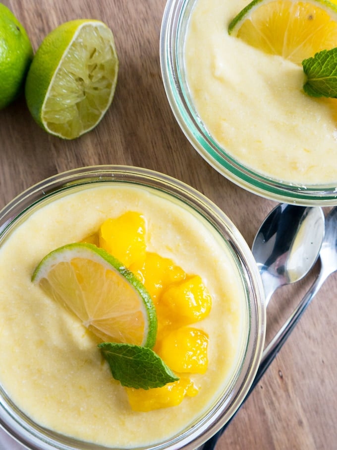 Ce pudding de riz à la mangue végan et à la noix de coco est un délicieux petit-déjeuner ou un régal pour le brunch. Peut être préparé à l'avance et est délicieux froid !