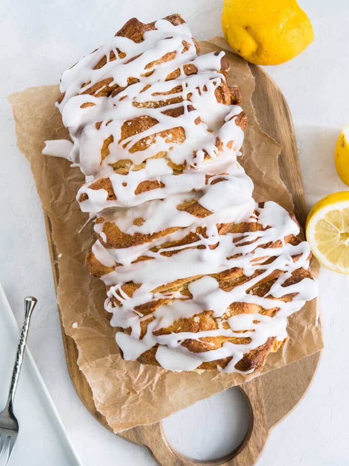 Gâteau au café citron à séparer - Un magnifique pain sucré léger et moelleux, garni de beurre de citron et surmonté d'un glaçage citronné acidulé !