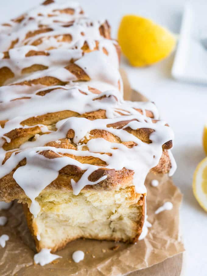 Gâteau au café citron à séparer - Un magnifique pain sucré léger et moelleux, garni de beurre de citron et surmonté d'un glaçage citronné acidulé !