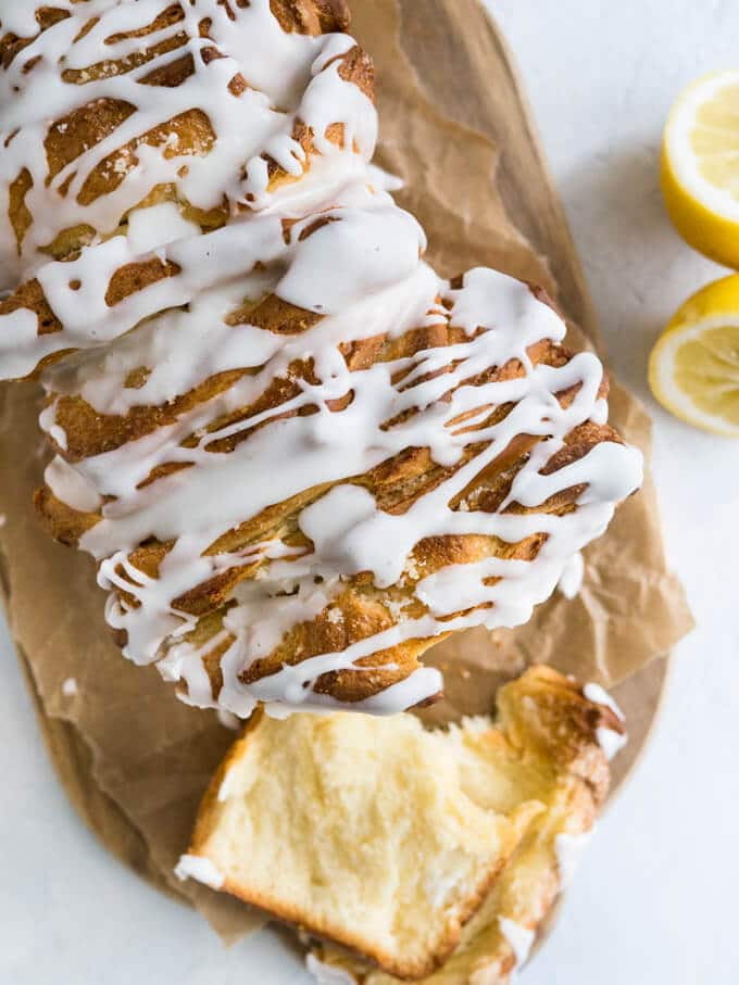 Gâteau au café citron à séparer - Un magnifique pain sucré léger et moelleux, garni de beurre de citron et surmonté d'un glaçage citronné acidulé !