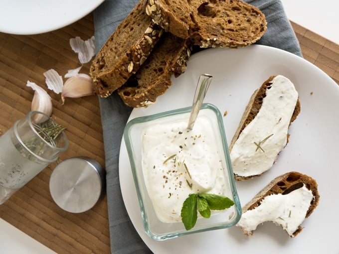 Une trempette au fromage feta facile à réaliser qui accompagne bien la viande, le pain ou les légumes. Préparée avec de la crème aigre et des herbes méditerranéennes.