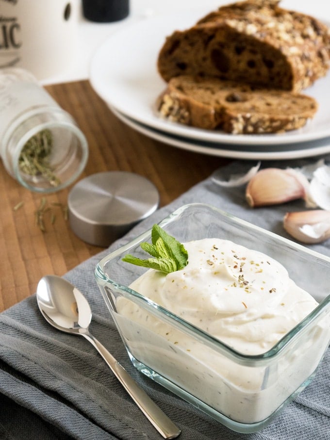 Une trempette au fromage feta facile à réaliser qui accompagne bien la viande, le pain ou les légumes. Préparée avec de la crème aigre et des herbes méditerranéennes.