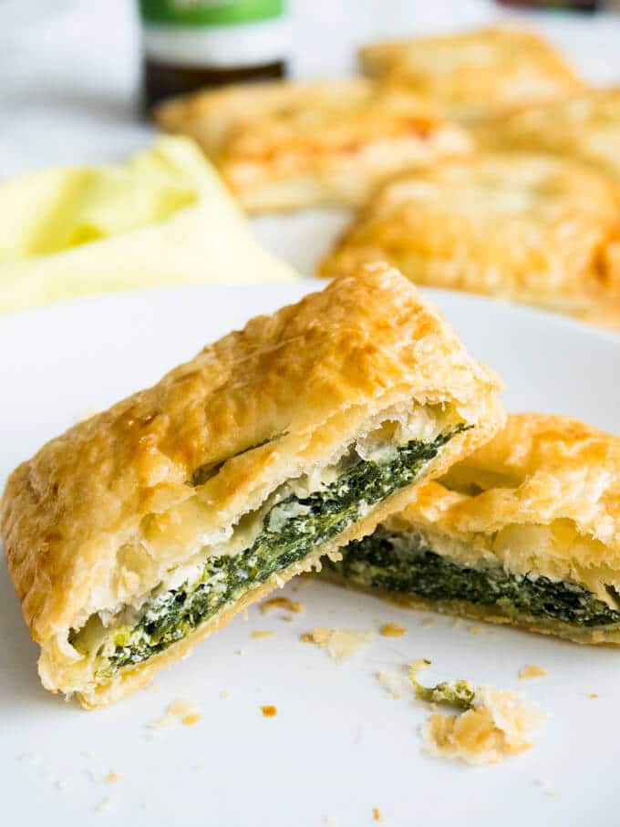 Chaussons feuilletés aux épinards & ricotta - parfaits petits en-cas qui peuvent être préparés à l'avance !