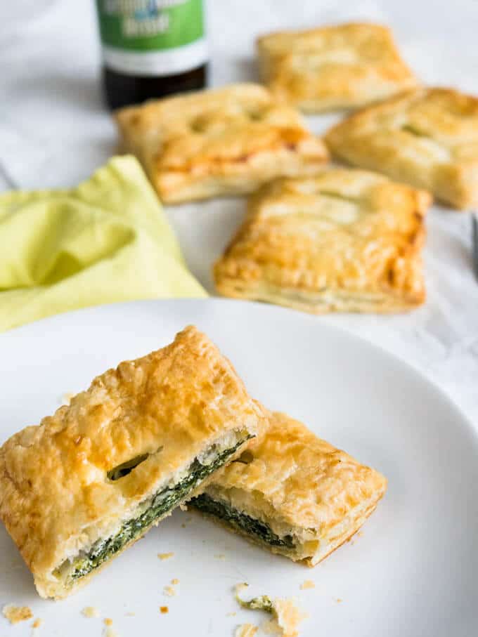 Chaussons feuilletés aux épinards & ricotta - parfaits petits en-cas qui peuvent être préparés à l'avance !