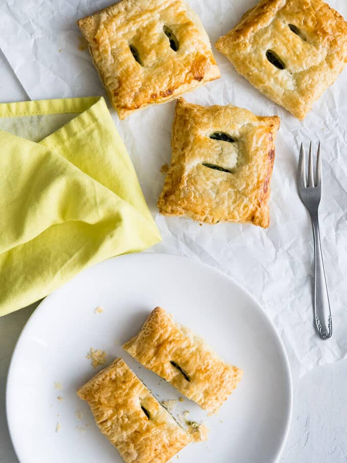 Chaussons feuilletés aux épinards & ricotta - parfaits petits en-cas qui peuvent être préparés à l'avance !