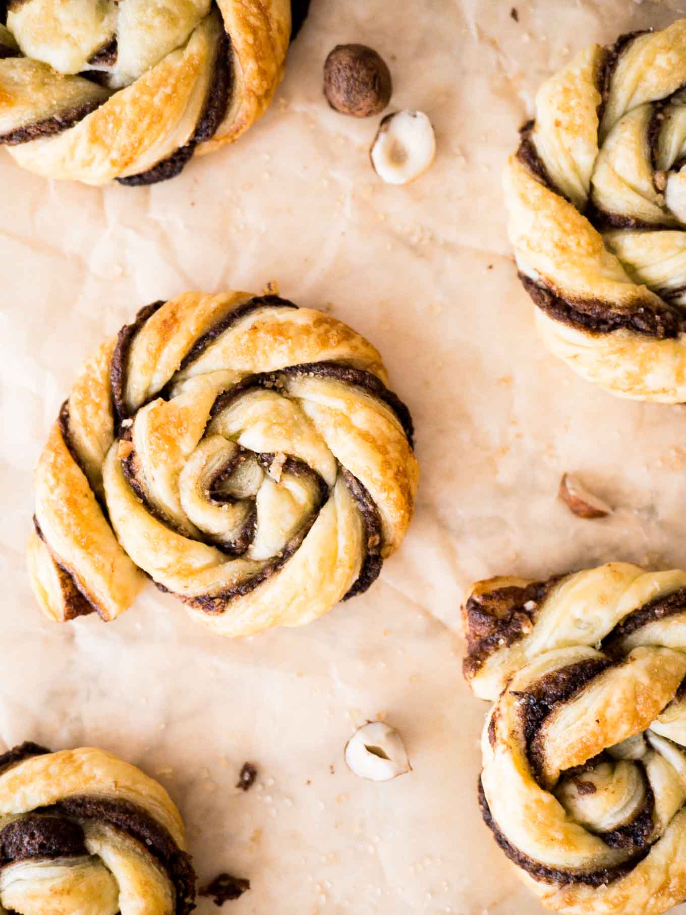 Ces pâtisseries danoises tordues à la Nutella sont beurrées, feuilletées et garnies de Nutella ! Assez simples à préparer un soir de semaine, mais assez spéciales pour une fête.