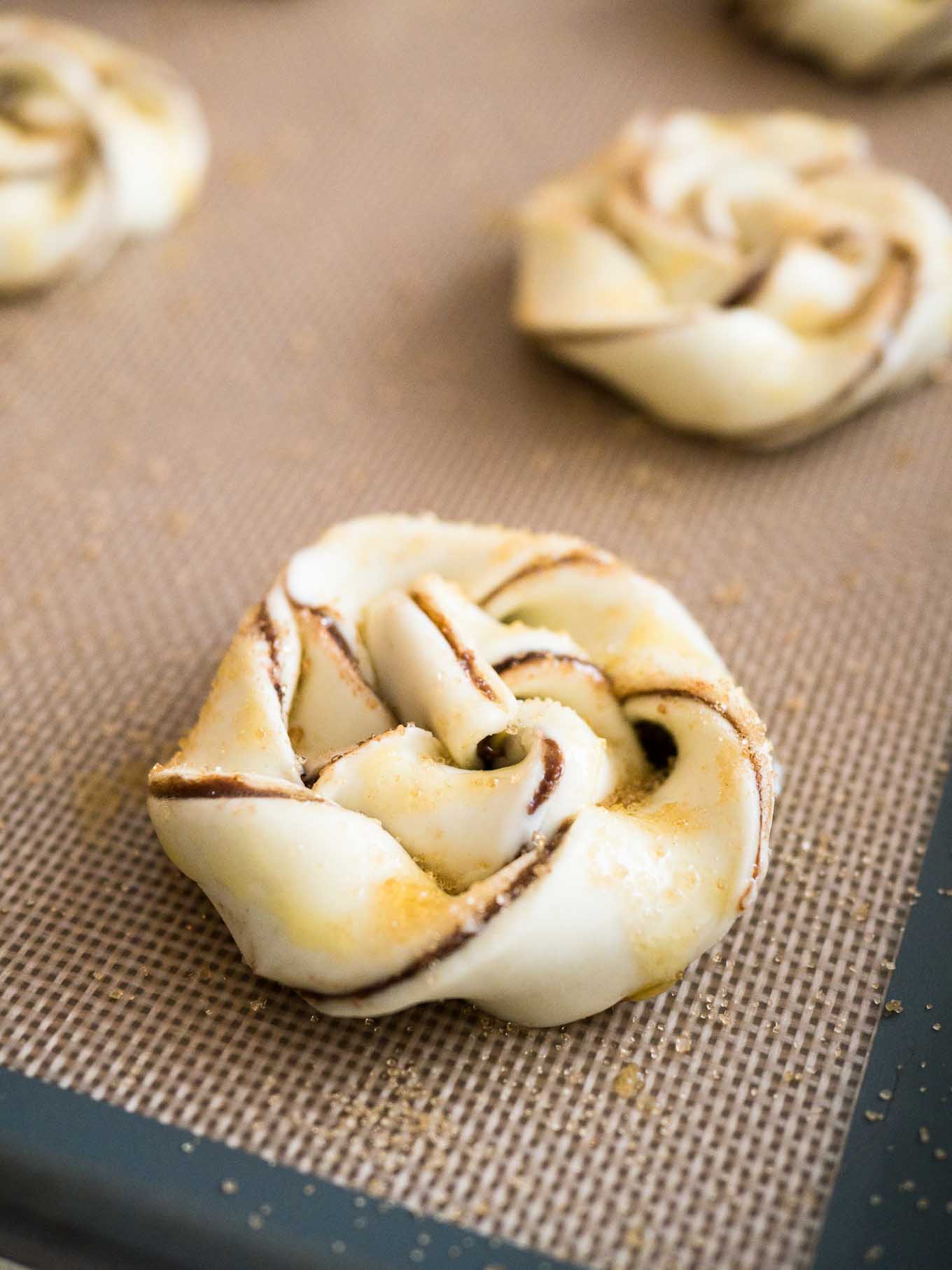 Ces pâtisseries danoises tordues à la Nutella sont beurrées, feuilletées et garnies de Nutella ! Assez simples à préparer un soir de semaine, mais assez spéciales pour une fête.
