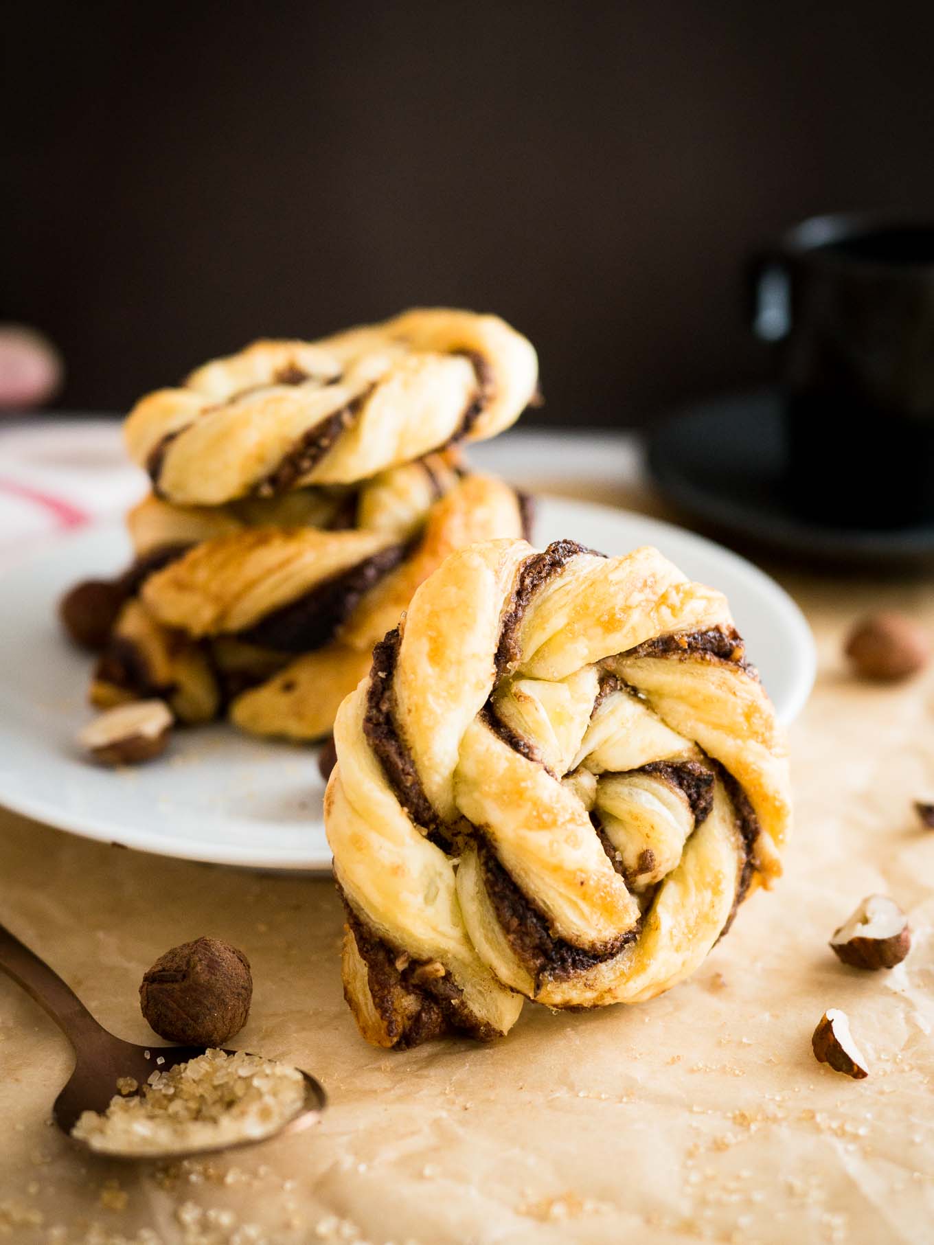 Ces pâtisseries danoises tordues à la Nutella sont beurrées, feuilletées et garnies de Nutella ! Assez simples à préparer un soir de semaine, mais assez spéciales pour une fête.