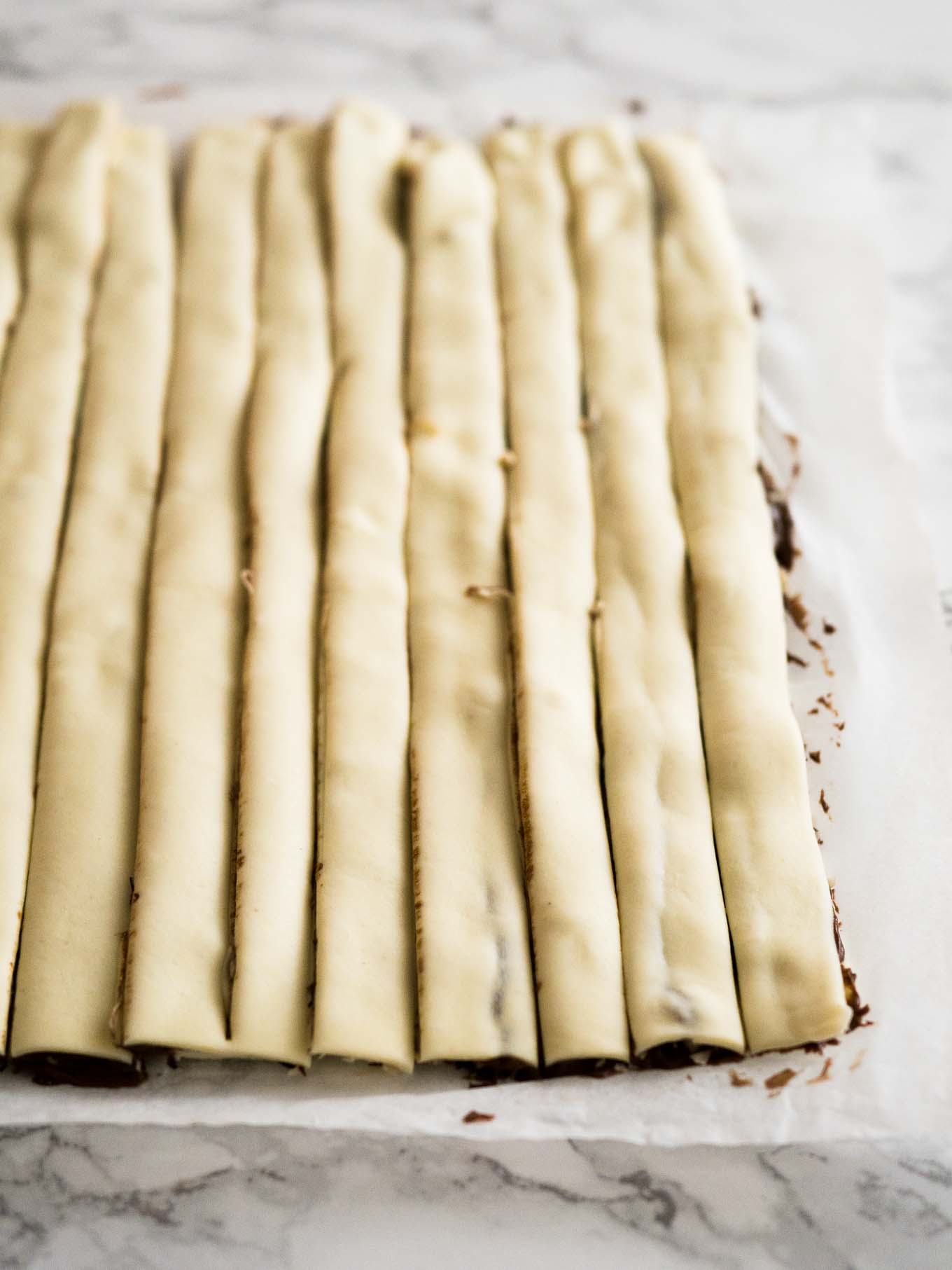 Ces pâtisseries danoises tordues à la Nutella sont beurrées, feuilletées et garnies de Nutella ! Assez simples à préparer un soir de semaine, mais assez spéciales pour une fête.