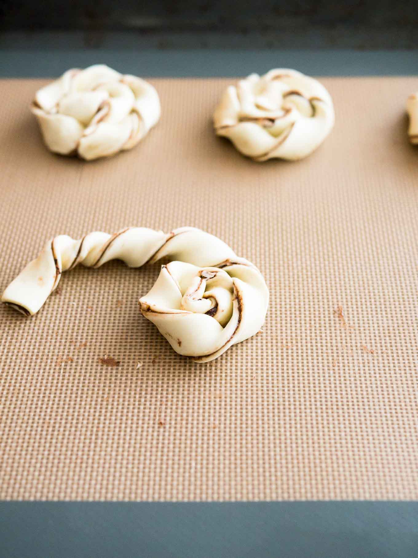Ces pâtisseries danoises tordues à la Nutella sont beurrées, feuilletées et garnies de Nutella ! Assez simples à préparer un soir de semaine, mais assez spéciales pour une fête.