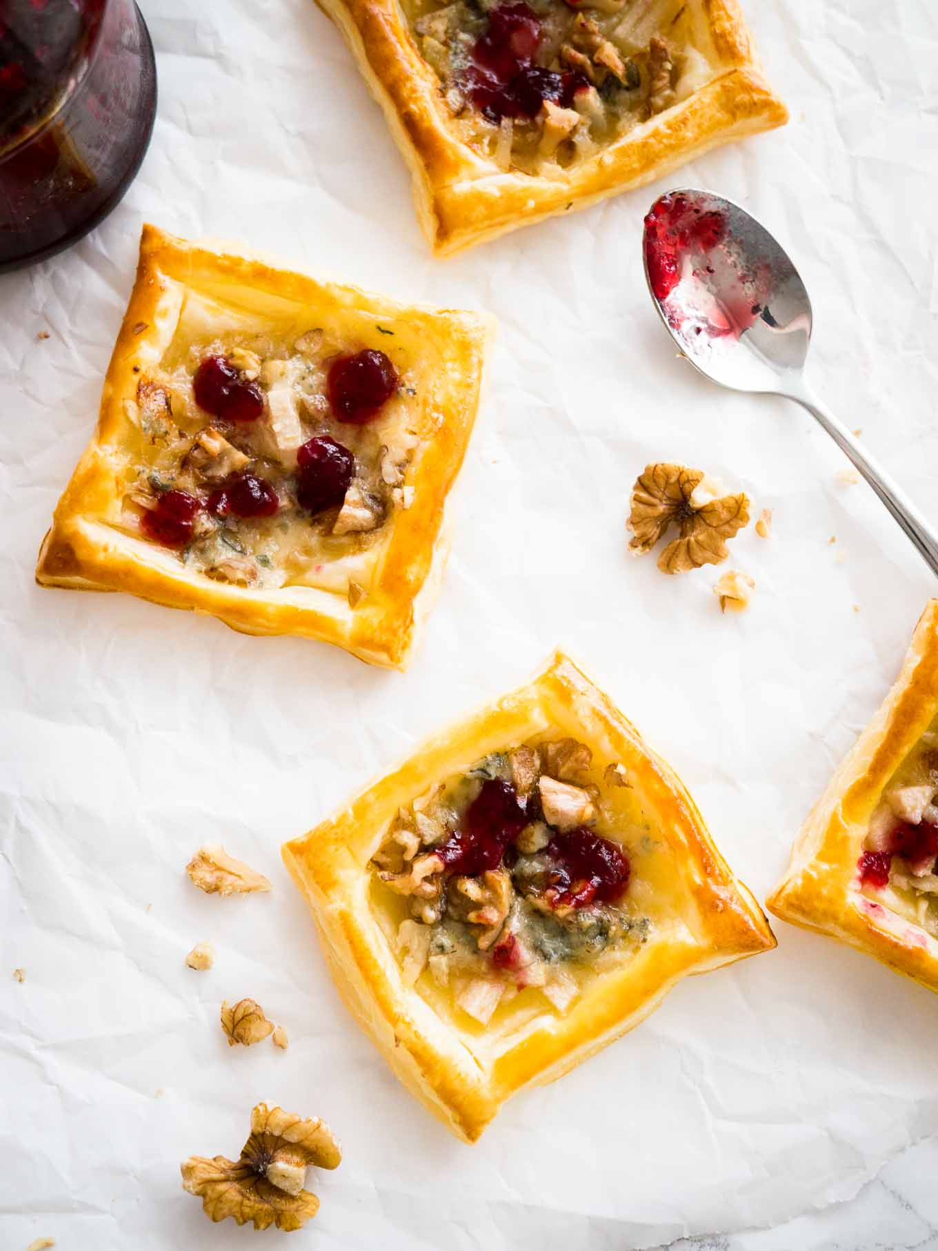 Mini-tartes aux poires et au gorgonzola - un apéritif rapide et facile pour votre prochaine fête avec des poires sucrées et du fromage bleu crémeux ! Prêtes en moins de 30 minutes.
