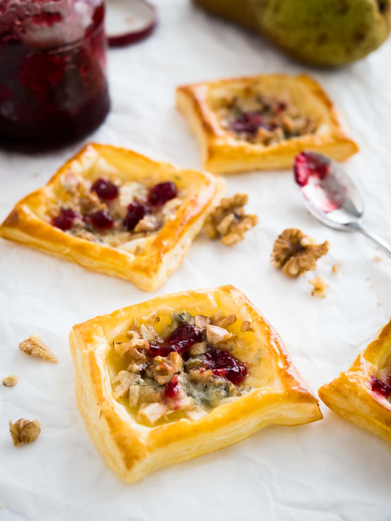 Mini-tartes aux poires et au gorgonzola - un apéritif rapide et facile pour votre prochaine fête avec des poires sucrées et du fromage bleu crémeux ! Prêtes en moins de 30 minutes.