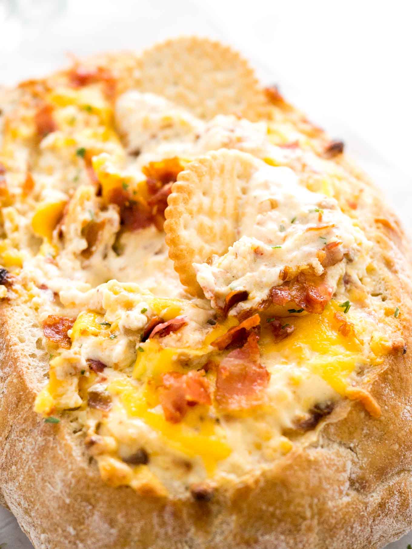 Cette trempette au fromage, bacon et oignons caramélisés sera un énorme succès lors de votre prochaine fête ! Une trempette chaude et crémeuse à base d'oignons doux, de bacon croustillant et de fromage, si rapide à préparer.