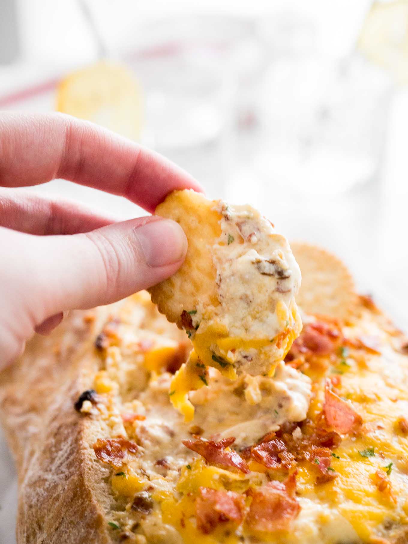 Cette trempette au fromage, bacon et oignons caramélisés sera un énorme succès lors de votre prochaine fête ! Une trempette chaude et crémeuse à base d'oignons doux, de bacon croustillant et de fromage, si rapide à préparer.