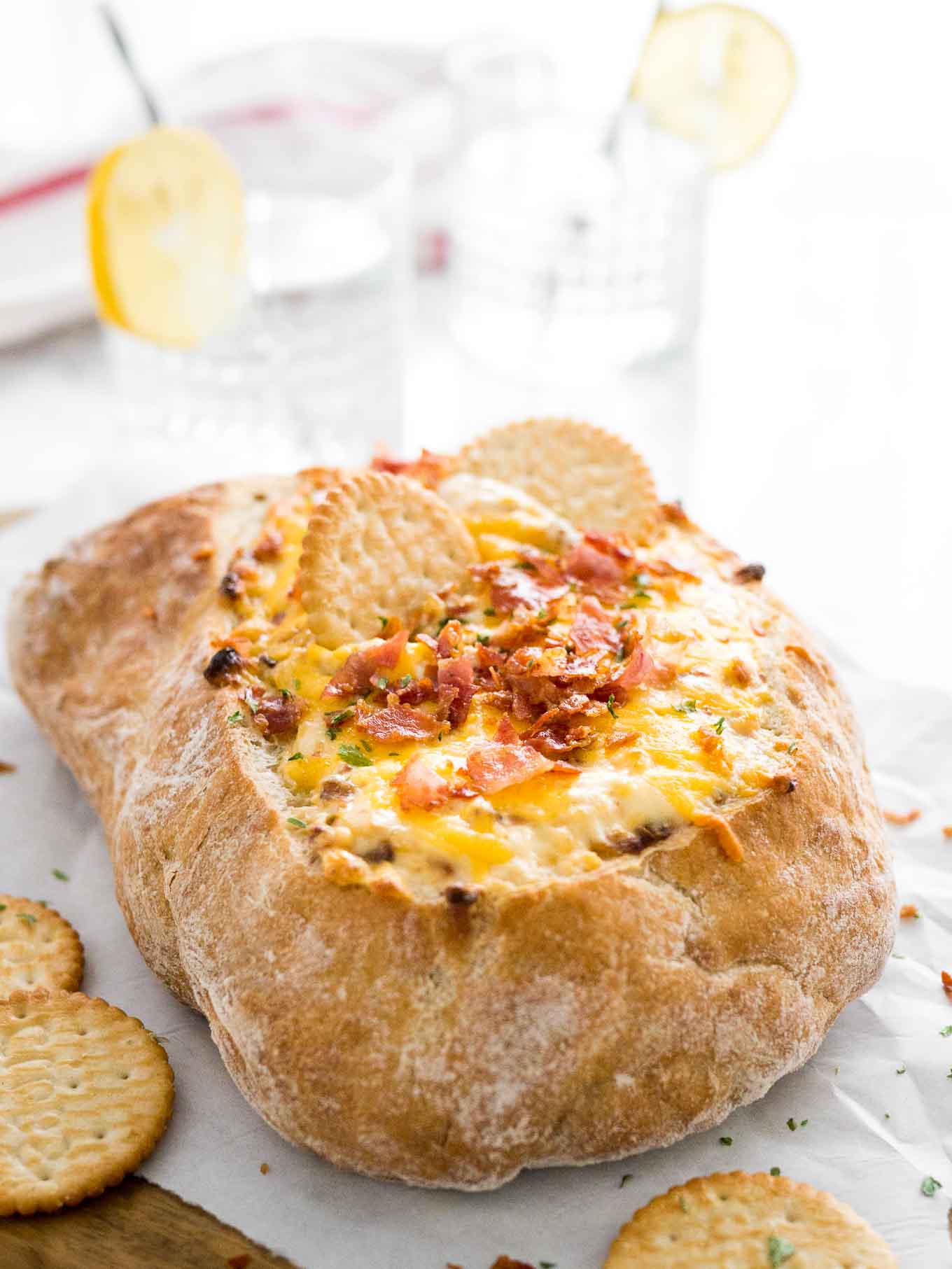 Cette trempette au fromage, bacon et oignons caramélisés sera un énorme succès lors de votre prochaine fête ! Une trempette chaude et crémeuse à base d'oignons doux, de bacon croustillant et de fromage, si rapide à préparer.