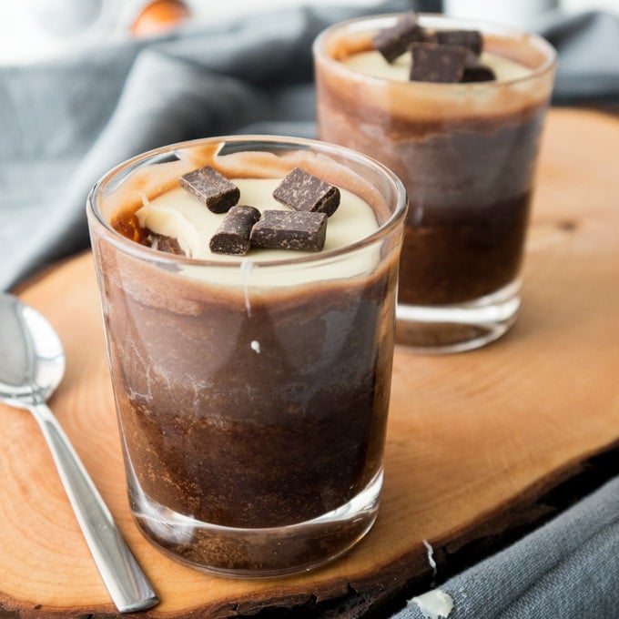 Vous aimez la garniture des truffes Lindor ? Alors ce dessert au chocolat Copycat Lindor Truffle est parfait pour vous ! Trois couches de chocolat différentes qui fondent dans la bouche. Vous devez l’essayer !