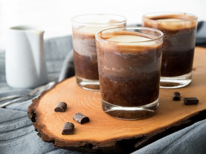 Vous aimez la garniture des truffes Lindor ? Alors ce dessert au chocolat Copycat Lindor Truffle est parfait pour vous ! Trois couches de chocolat différentes qui fondent dans la bouche. Vous devez l’essayer !