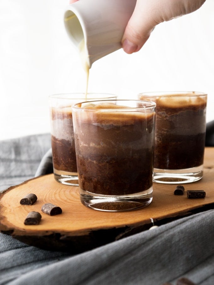 Vous aimez la garniture des truffes Lindor ? Alors ce dessert au chocolat Copycat Lindor Truffle est parfait pour vous ! Trois couches de chocolat différentes qui fondent dans la bouche. Vous devez l’essayer !