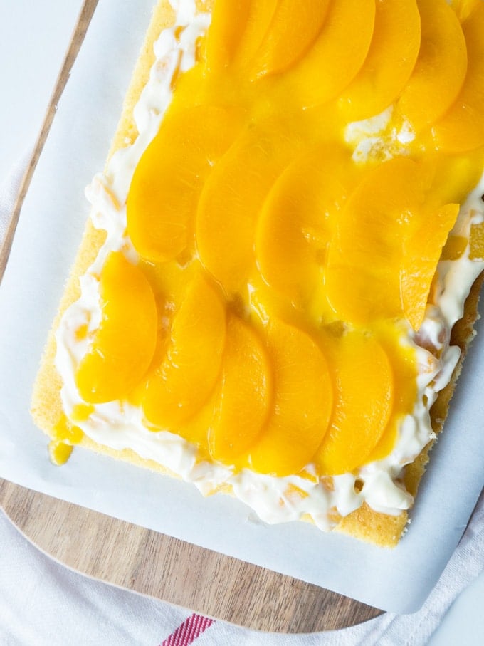 Ce dessert aux pêches en conserve est si rafraîchissant et parfait à préparer à l'avance ! Servez-le en dessert dans un verre ou en gâteau.