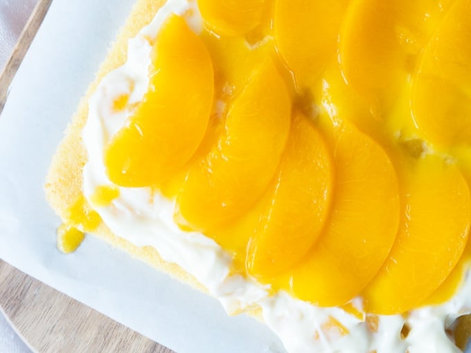 Ce dessert aux pêches en conserve est si rafraîchissant et parfait à préparer à l'avance ! Servez-le en dessert dans un verre ou en gâteau.