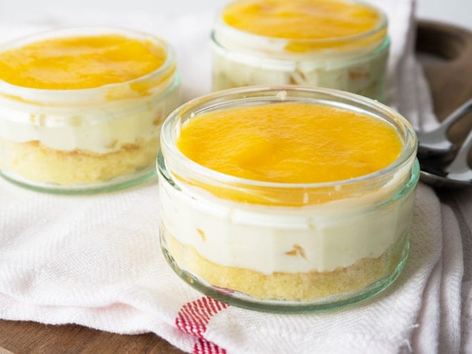Ce dessert aux pêches en conserve est si rafraîchissant et parfait à préparer à l'avance ! Servez-le en dessert dans un verre ou en gâteau.