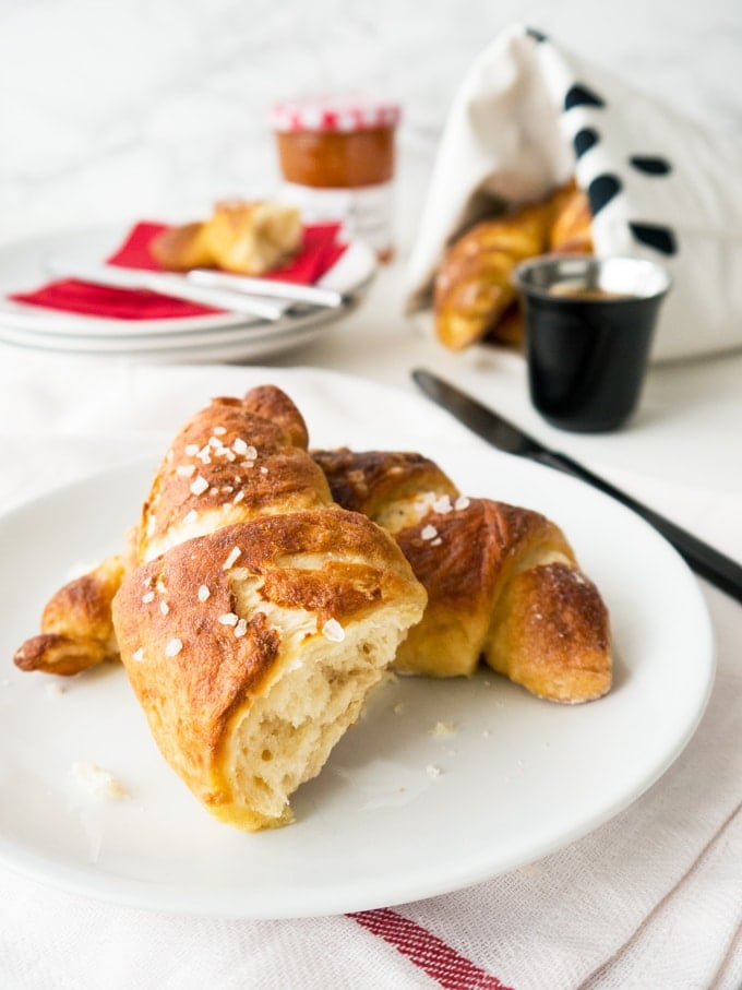 Des croissants bretzel faits maison avec de la pâte à levure et de la pâte feuilletée achetée en magasin. Ils combinent le feuilleté d'un croissant au beurre avec la texture d'un bretzel.
