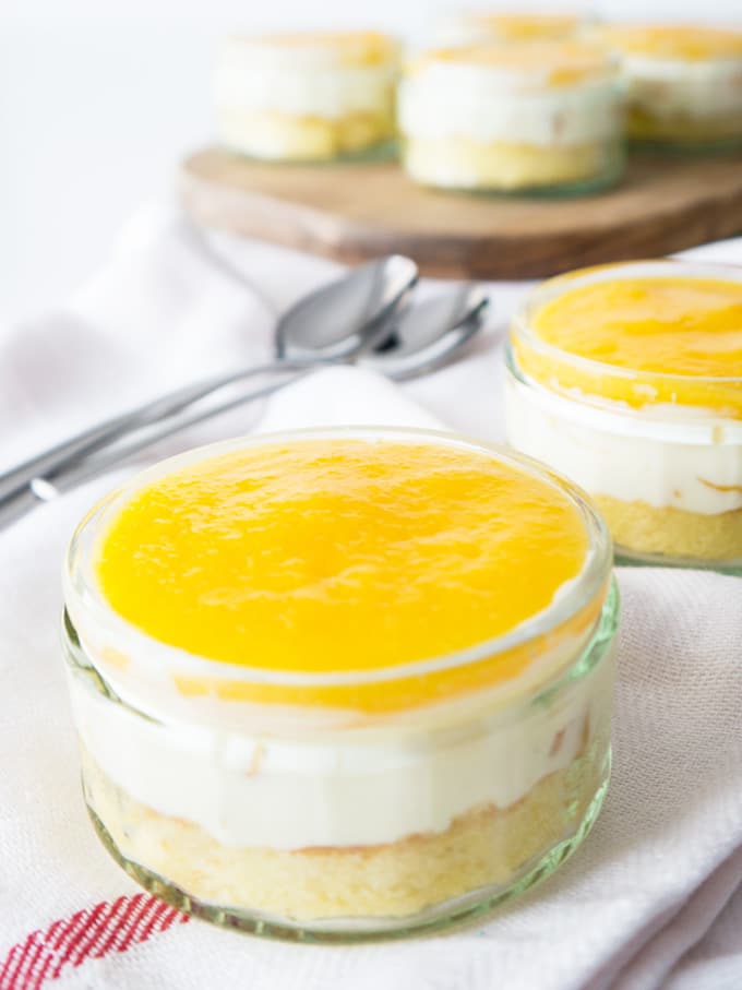 Ce dessert aux pêches en conserve est si rafraîchissant et parfait à préparer à l'avance ! Servez-le en dessert dans un verre ou en gâteau.