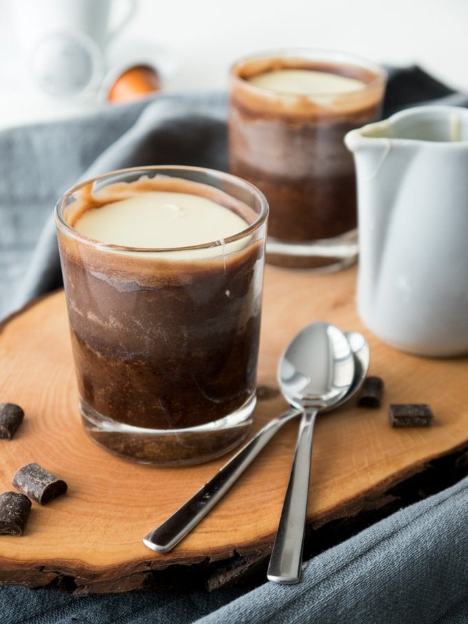 Vous aimez la garniture des truffes Lindor ? Alors ce dessert au chocolat imitation Lindor est parfait pour vous ! Trois couches de chocolat différentes qui fondent dans la bouche. Vous devez l'essayer !