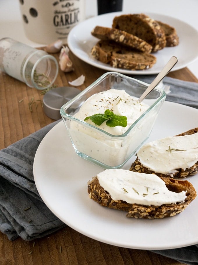 Une trempette au fromage feta facile à réaliser qui accompagne bien la viande, le pain ou les légumes. Préparée avec de la crème aigre et des herbes méditerranéennes.