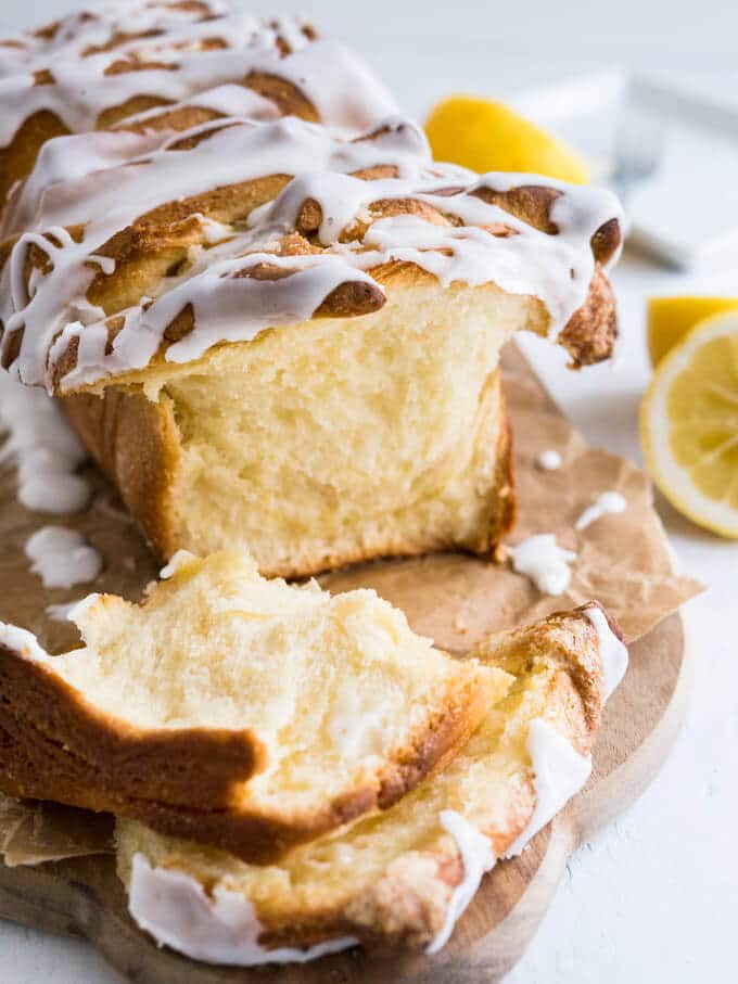Pain de citron à séparer - Un magnifique pain sucré léger et moelleux, garni de beurre de citron et surmonté d'un glaçage citronné acidulé !