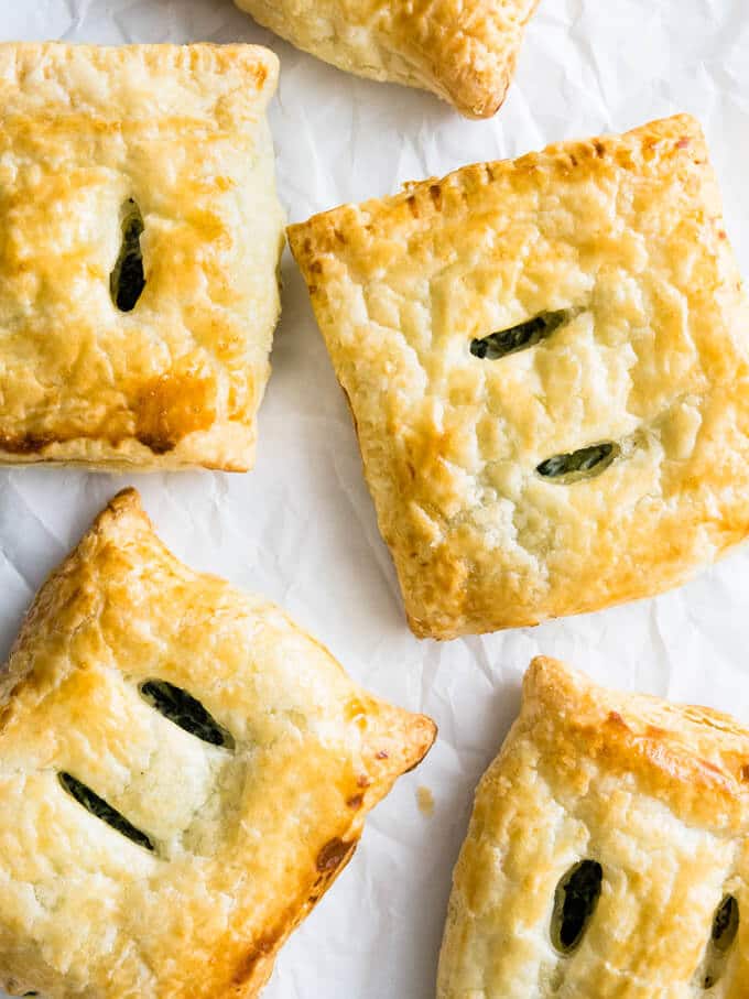 Ces chaussons feuilletés aux épinards et ricotta sont faciles à préparer et peuvent être faits à l'avance. Beaucoup moins d'ennuis qu'avec la pâte filo et parfaits comme en-cas !