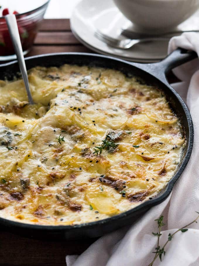 La recette de pommes de terre au gorgonzola au gratin est la seule recette de gratin de pommes de terre dont vous aurez jamais besoin ! Cette recette facile et crémeuse de Gratin Dauphinois est pleine de fromage et constitue un excellent plat réconfortant parfait pour nourrir un grand groupe.