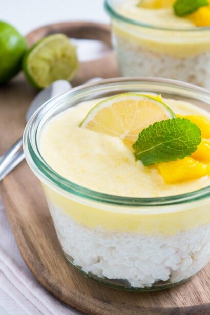 Pudding de riz à la mangue et à la noix de coco vegan pour le petit-déjeuner