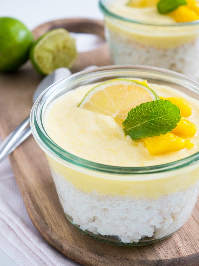 Ce pudding de riz à la mangue pour le petit-déjeuner, végan et à la noix de coco, constitue un délicieux régal le matin !