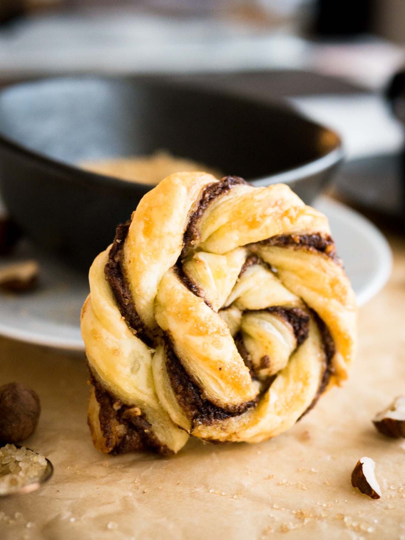 Ces pâtisseries danoises tordues à la Nutella sont beurrées, feuilletées et garnies de Nutella ! Assez simples à préparer un soir de semaine, mais assez spéciales pour une fête.