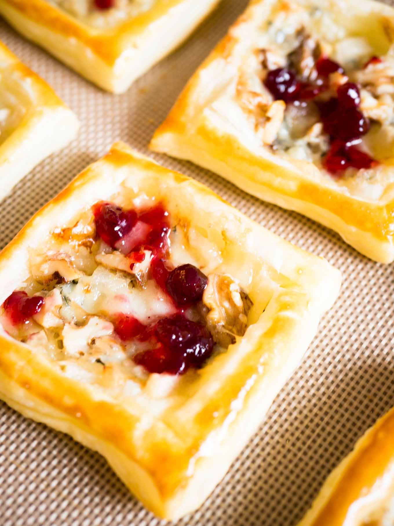 Mini-tartes aux poires et au gorgonzola - un apéritif rapide et facile pour votre prochaine fête avec des poires sucrées et du fromage bleu crémeux ! Prêtes en moins de 30 minutes.
