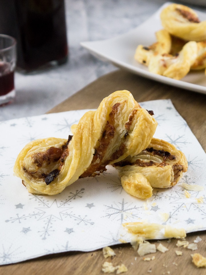 Faciles et rapides à réaliser, des Torsades de Pâte Feuilletée au Bacon & Fromage. Parfaites pour votre prochaine fête !