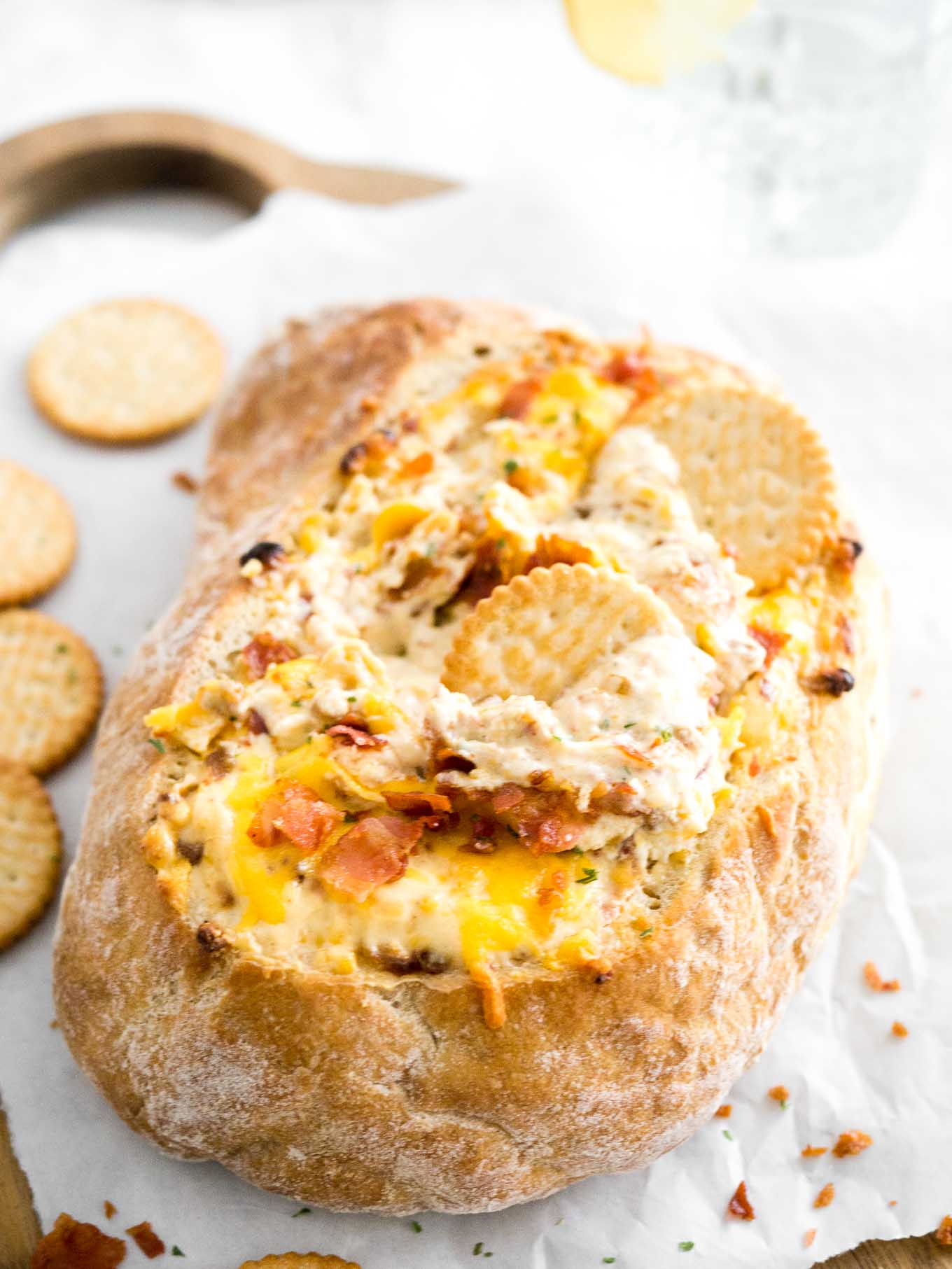 Cette trempette au fromage, bacon et oignons caramélisés sera un énorme succès lors de votre prochaine fête ! Une trempette chaude et crémeuse à base d'oignons doux, de bacon croustillant et de fromage, si rapide à préparer.